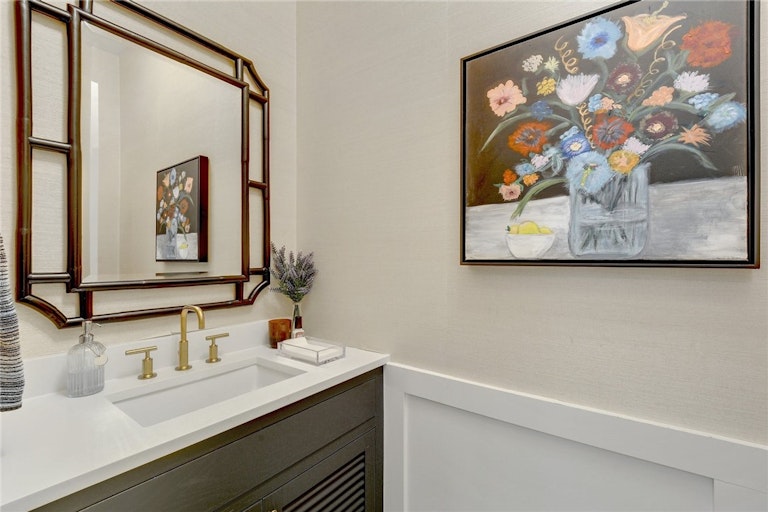 Photo 19 of 40 - 5001 Rollingwood Dr, West Lake Hills, TX 78746