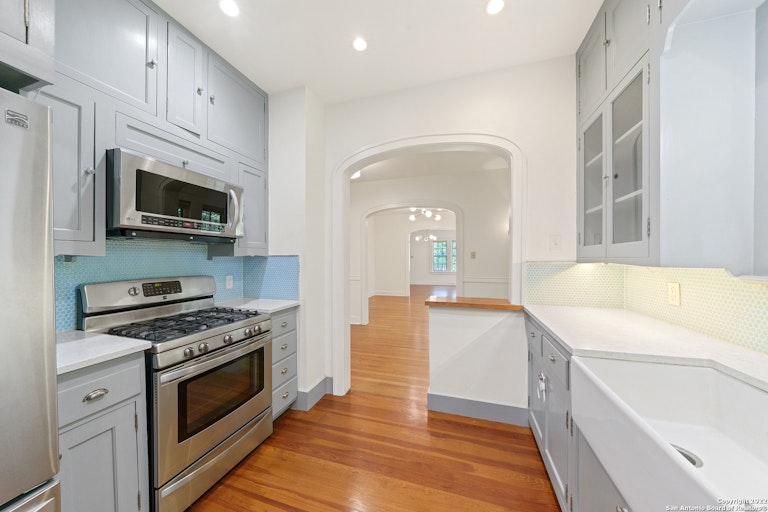Photo 14 of 39 - 347 E Huisache Ave, San Antonio, TX 78212