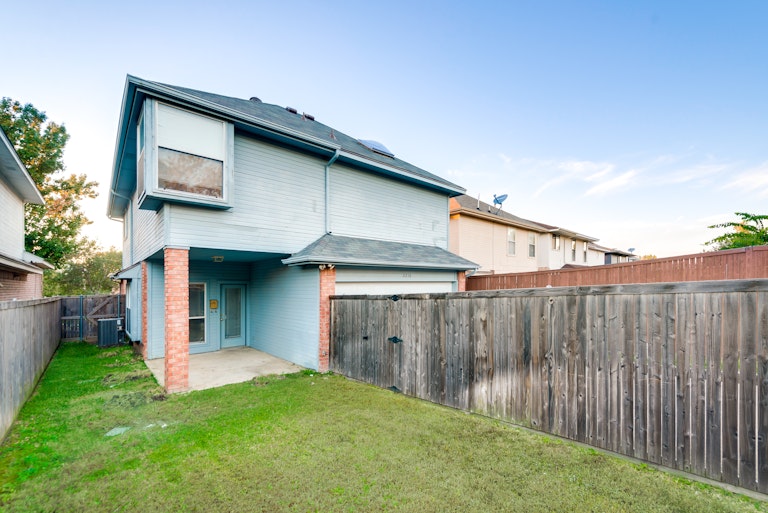 Photo 6 of 28 - 2216 Meadowstone Dr, Carrollton, TX 75006