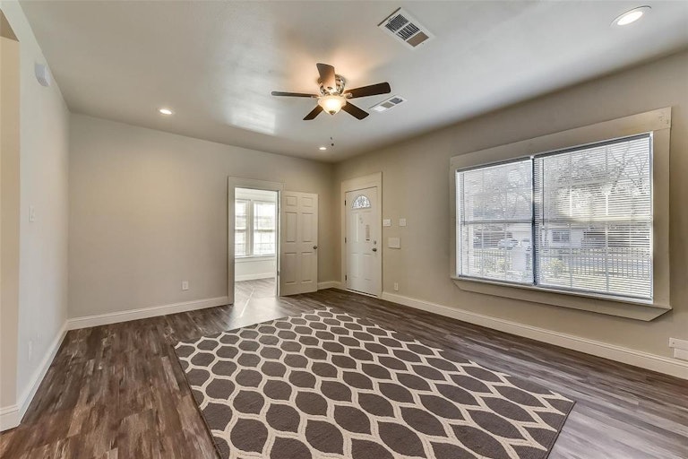 Photo 2 of 19 - 920 S Edgefield Ave, Dallas, TX 75208