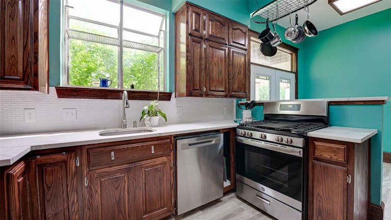 Photo 11 of 40 - 613 E Marvin Ave, Waxahachie, TX 75165