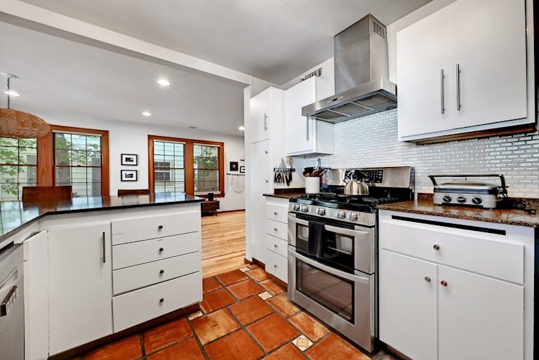 Photo 13 of 28 - 1207 Alta Vista Ave, Austin, TX 78704