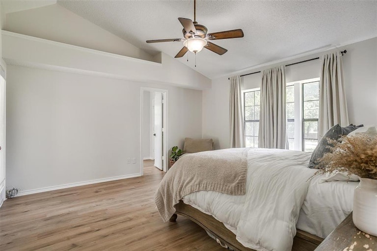 Photo 21 of 40 - 312 Emerald Ct, Burleson, TX 76028