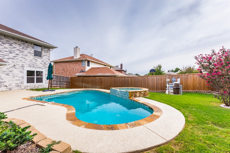 Photo 5 of 31 - 900 Heritage Pkwy S, Allen, TX 75002
