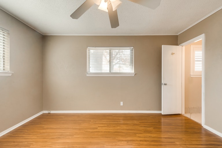 Photo 22 of 32 - 1401 Simpson Dr, Hurst, TX 76053