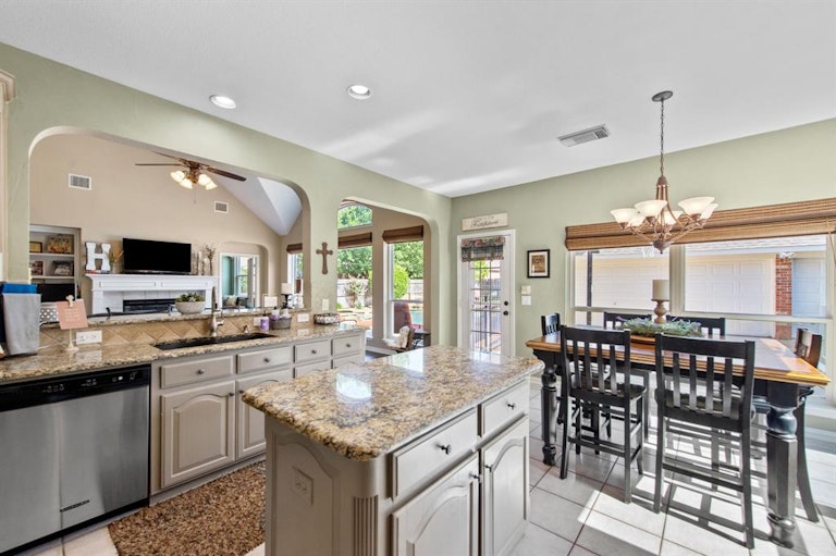 Photo 10 of 40 - 419 Deer Run, Keller, TX 76248