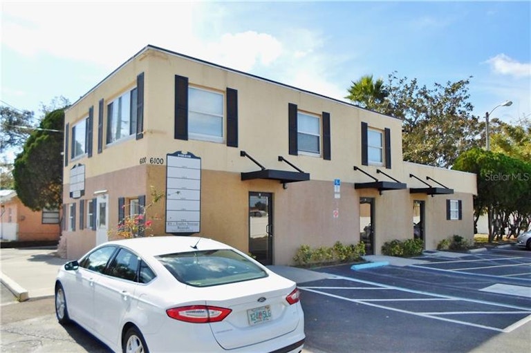 Photo 3 of 14 - 6100 31st Ave N, Saint Petersburg, FL 33710