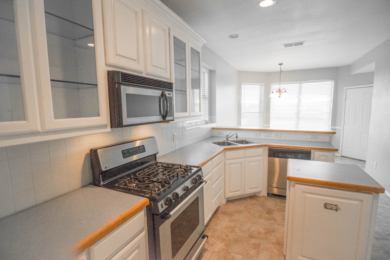 Photo 13 of 32 - 7301 Bishop Ct, Fort Worth, TX 76179