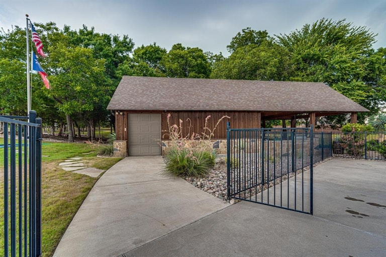 Photo 36 of 39 - 3911 Shiloh Trl, Midlothian, TX 76065