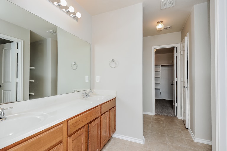 Photo 17 of 25 - 2050 Times Rd, Heartland, TX 75126