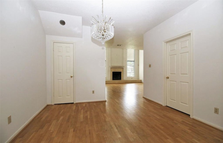 Photo 6 of 28 - 727 Bunker Hill Rd #40, Houston, TX 77024