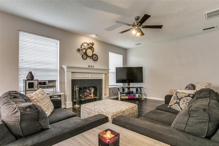 Photo 15 of 25 - 803 Livingston Dr, Allen, TX 75002