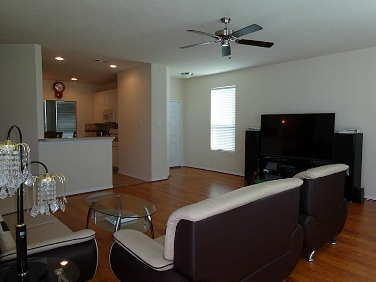 Photo 4 of 26 - 5103 El Tigre Ln, Baytown, TX 77521