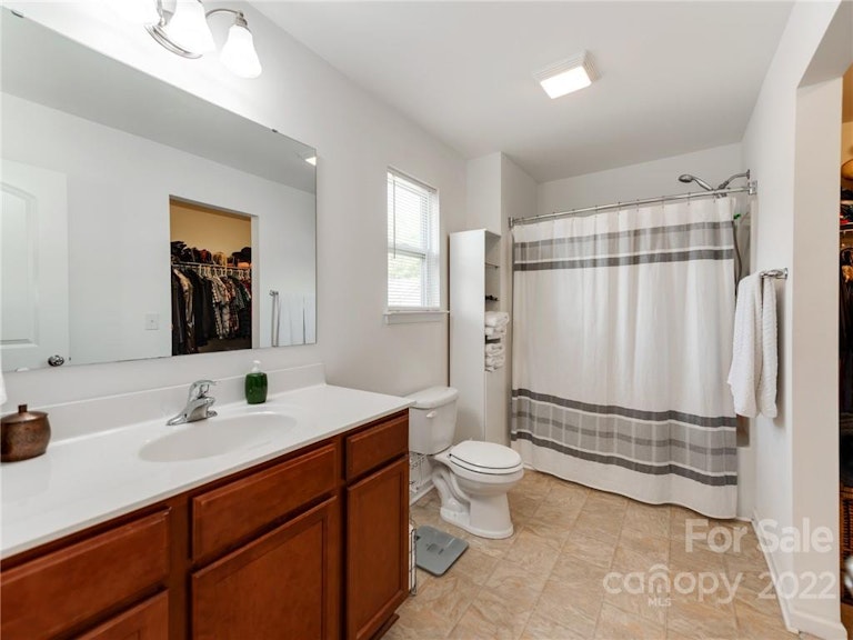 Photo 24 of 39 - 8112 Dumphries Dr, Huntersville, NC 28078