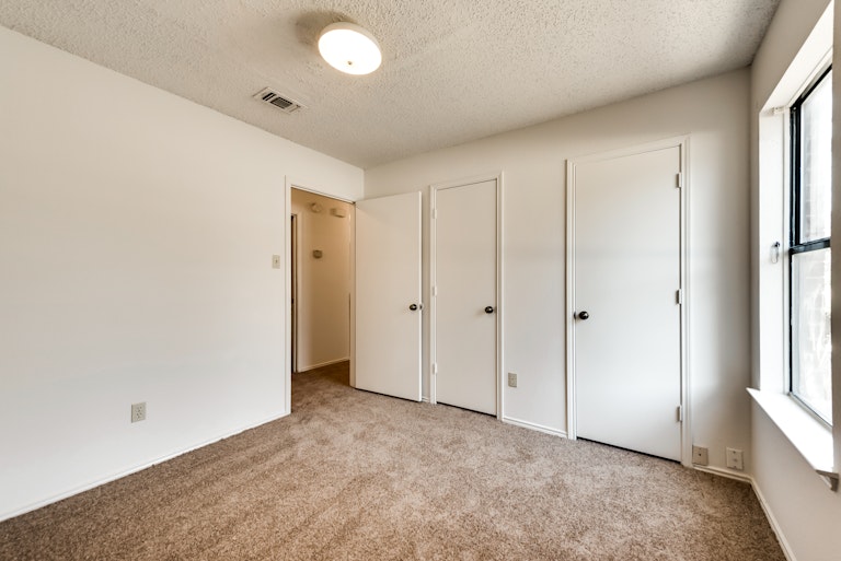 Photo 19 of 27 - 6620 Mountain Cedar Ln, Dallas, TX 75236
