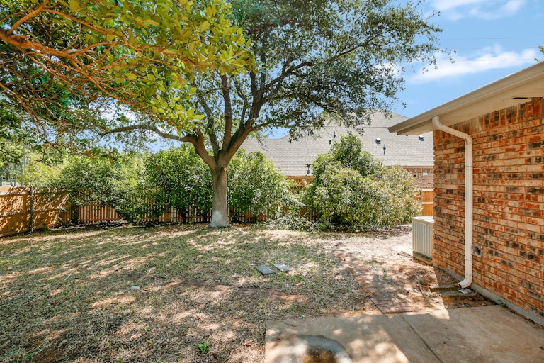Photo 22 of 25 - 2324 Chinaberry Dr, Bedford, TX 76021