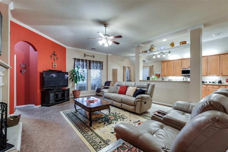 Photo 12 of 35 - 10304 Fossil Valley Dr, Fort Worth, TX 76131
