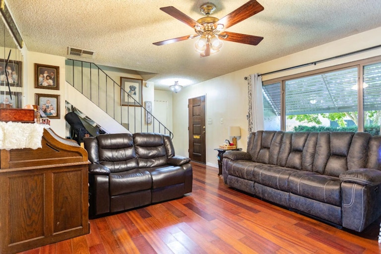 Photo 6 of 33 - 5941 Casa Alegre, Carmichael, CA 95608