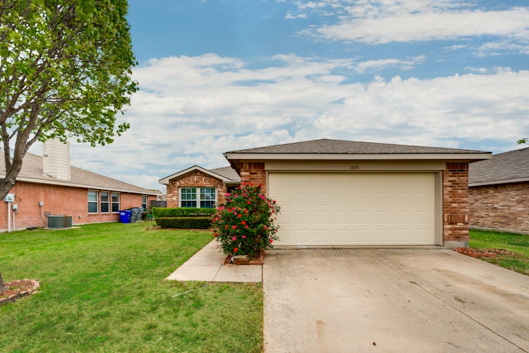 Photo 1 of 27 - 1018 Halifax Ln, Forney, TX 75126