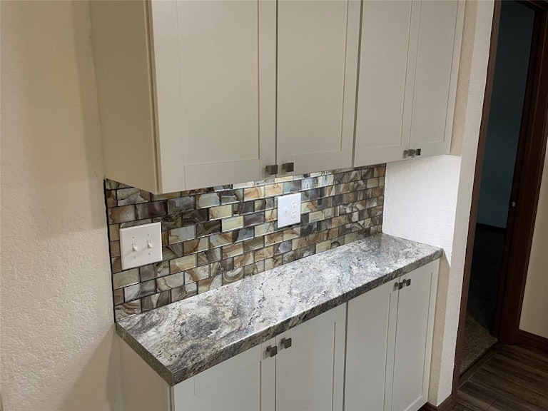 Photo 12 of 40 - 208 Guinevere Dr, Weatherford, TX 76086