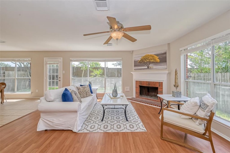 Photo 8 of 42 - 8706 Fondren Village Dr, Houston, TX 77071