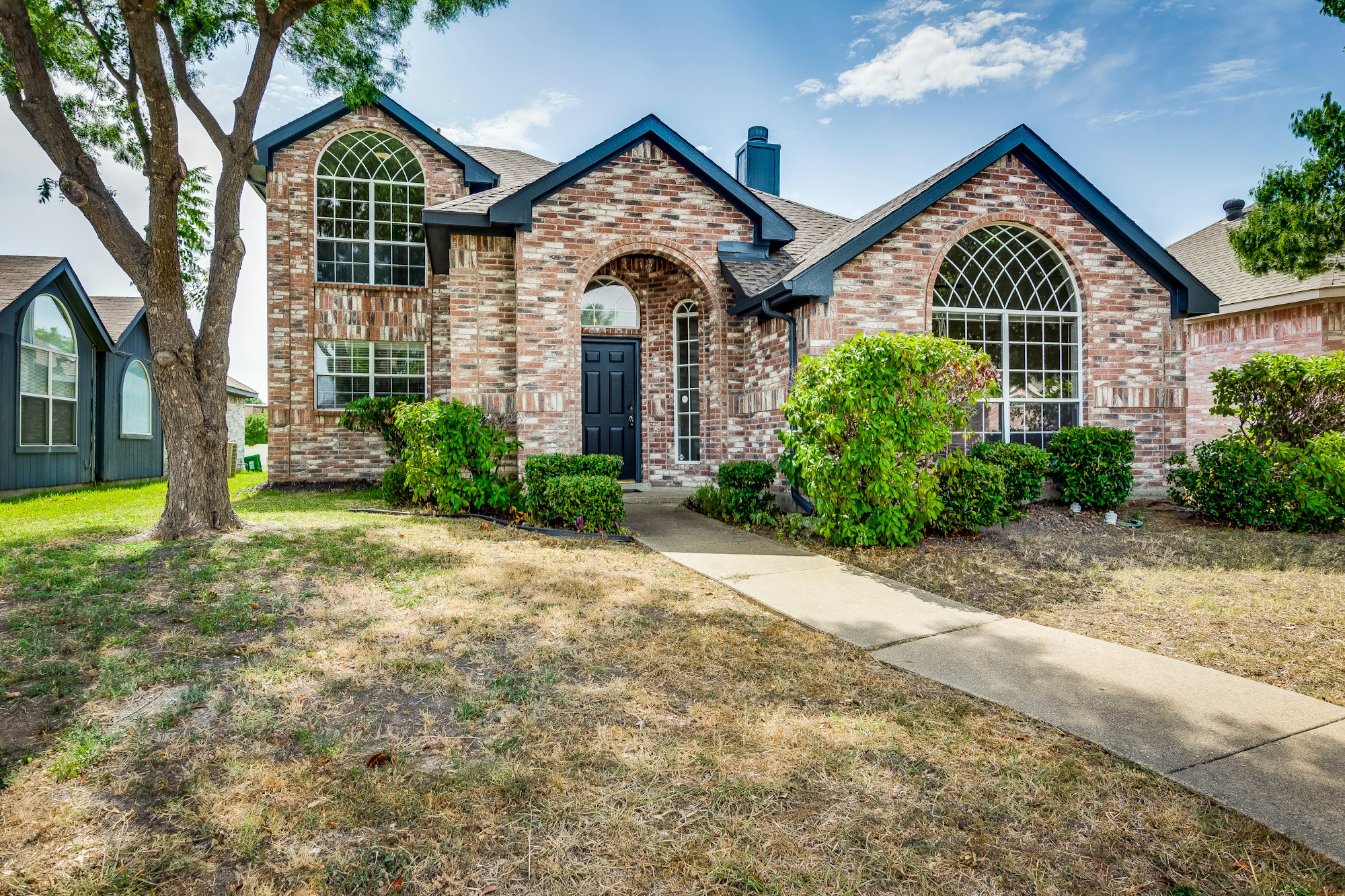 Photo 1 of 27 - 1333 Clear Creek Dr, Mesquite, TX 75181