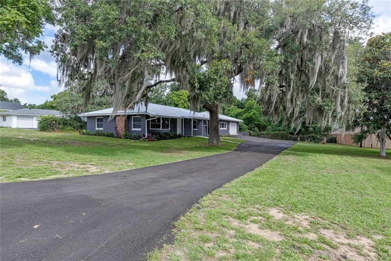Photo 21 of 35 - 118 E Myrtle St, Howey In The Hills, FL 34737