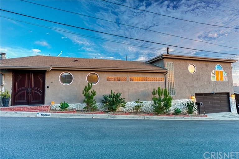 Photo 3 of 36 - 10366 Ormond St, Sunland, CA 91040