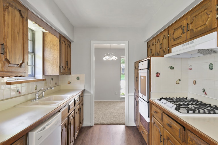 Photo 13 of 26 - 142 Bailey Dr, Desoto, TX 75115