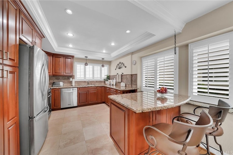 Photo 5 of 38 - 7876 Moonmist Cir, Huntington Beach, CA 92648
