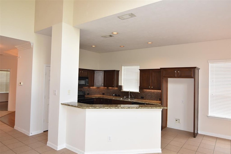Photo 9 of 34 - 20010 Queens Oak Ct, Spring, TX 77379