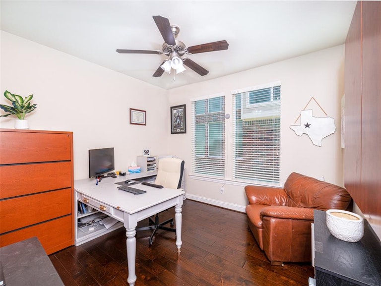 Photo 15 of 35 - 904 Auburn Ct, Savannah, TX 76227