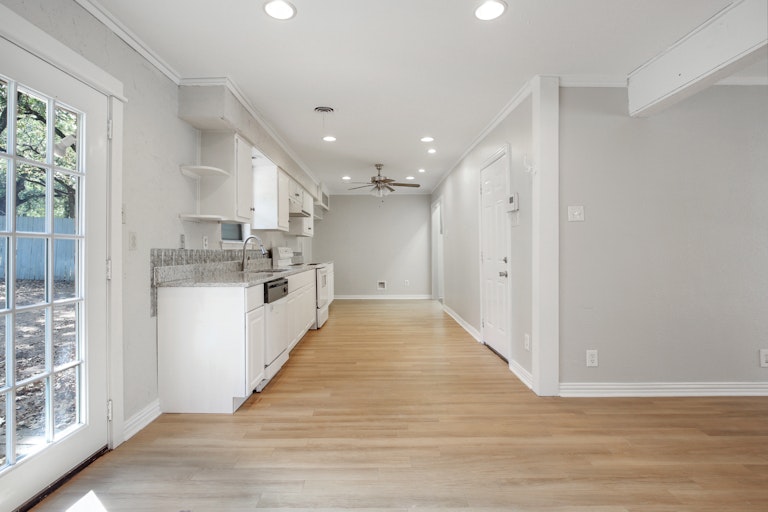 Photo 14 of 25 - 1241 King Dr, Bedford, TX 76022