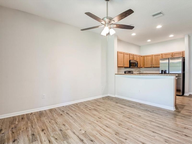 Photo 10 of 30 - 8818 Red Beechwood Ct, Riverview, FL 33578