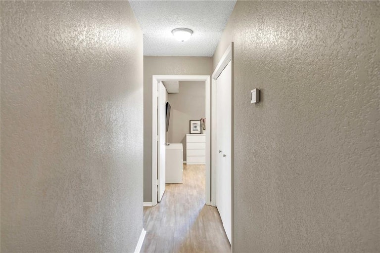 Photo 17 of 31 - 915 Azalia Dr, Lewisville, TX 75067