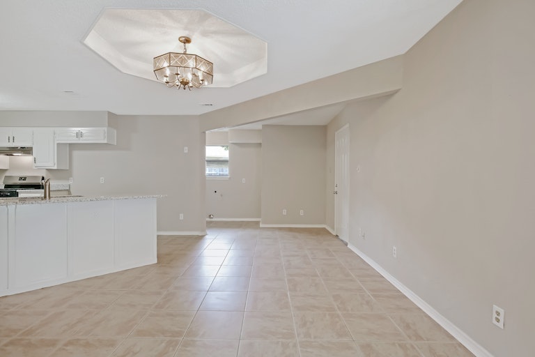 Photo 12 of 25 - 404 Rivervalley Ct, Arlington, TX 76006