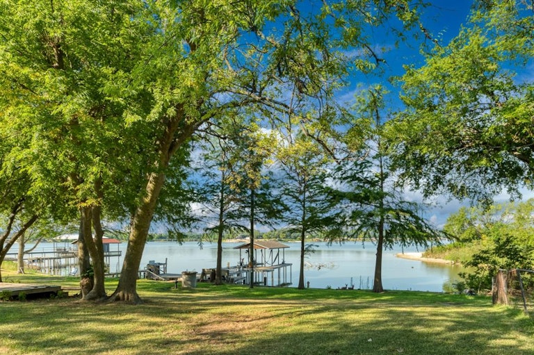 Photo 14 of 24 - 313 Lakeshore Dr, Waxahachie, TX 75165