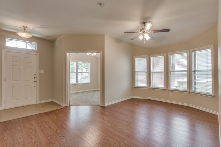 Photo 4 of 28 - 5916 Greenmeadow Dr, Argyle, TX 76226