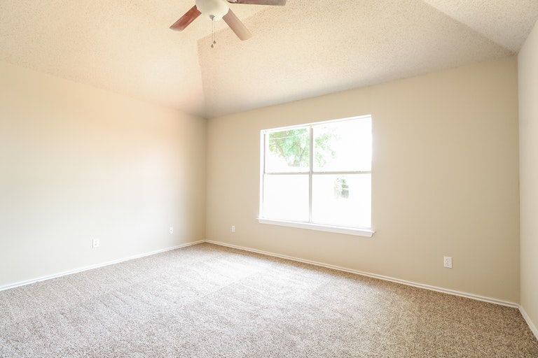 Photo 22 of 25 - 1902 Holly Springs Dr, Taylor, TX 76574