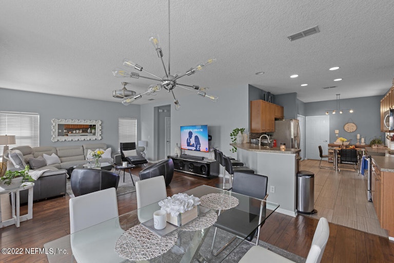 Photo 7 of 40 - 6304 Pendragon Pl, Jacksonville, FL 32258