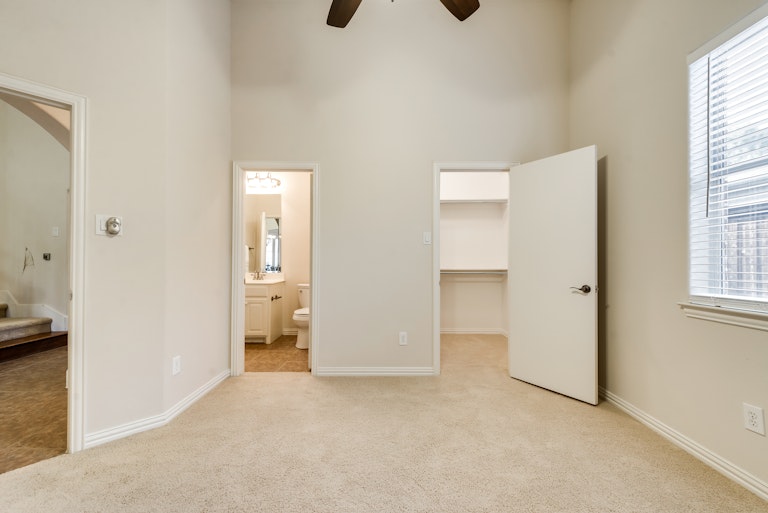 Photo 16 of 33 - 2208 Fairfax Trl, Denton, TX 76205