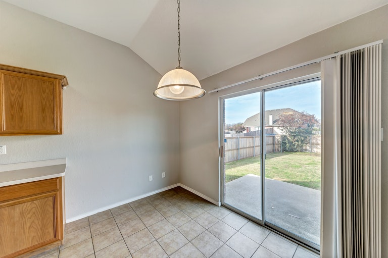 Photo 9 of 34 - 202 Rosewood Ct, Red Oak, TX 75154