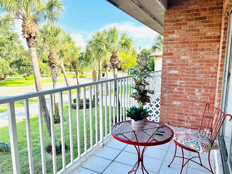 Photo 12 of 17 - 4250 37th St S #7, Saint Petersburg, FL 33711