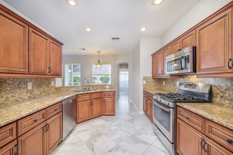 Photo 5 of 19 - 10610 Weybridge Dr, Tampa, FL 33626