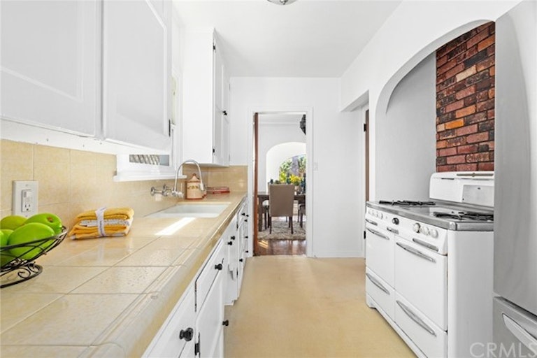 Photo 7 of 17 - 36 Glendora Ave, Long Beach, CA 90803