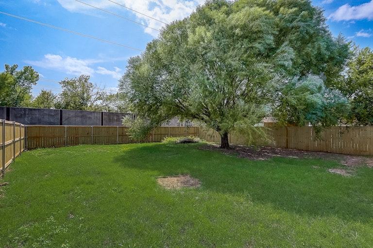 Photo 18 of 22 - 6814 Barrett Dr, Dallas, TX 75217
