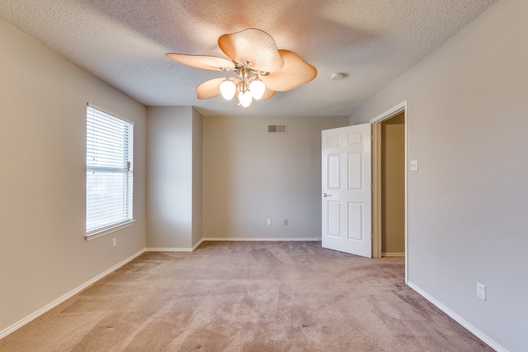 Photo 12 of 23 - 1707 Creekbend Dr, Lewisville, TX 75067