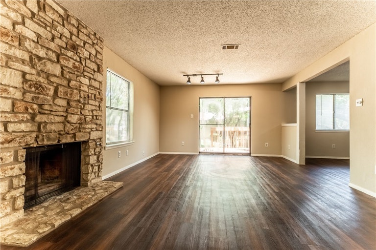 Photo 4 of 32 - 9000 Mountain Ridge Dr, Austin, TX 78759