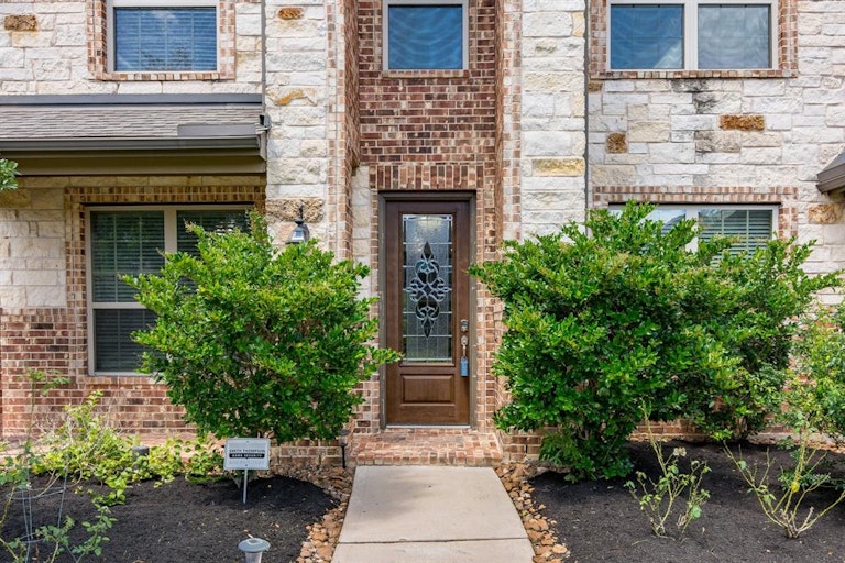 Photo 2 of 37 - 18610 Richland Falls Ln, Spring, TX 77379
