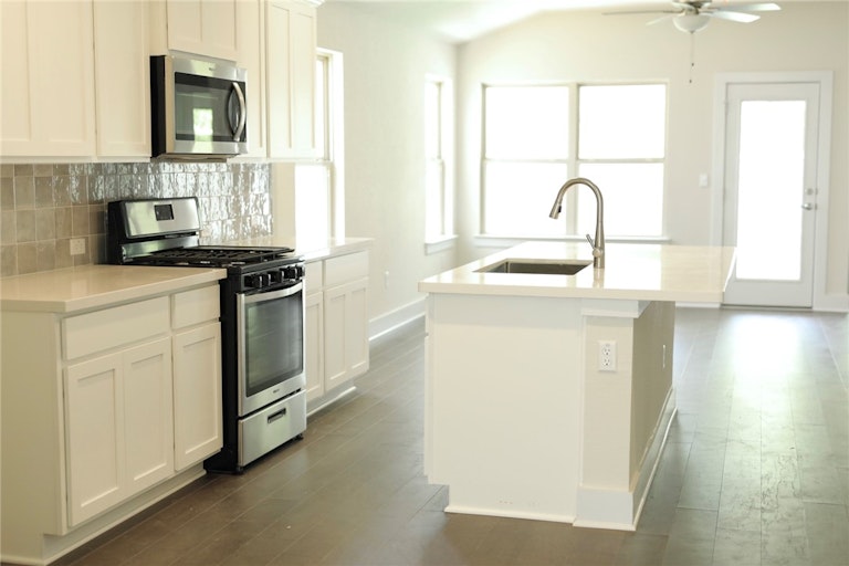 Photo 5 of 19 - 8602 Cumbrae Ln, Austin, TX 78744